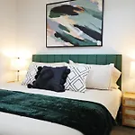 Modern Retreat With 4 King Beds, Airport, Disney+