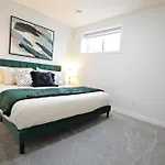 Modern Retreat With 4 King Beds, Airport, Disney+