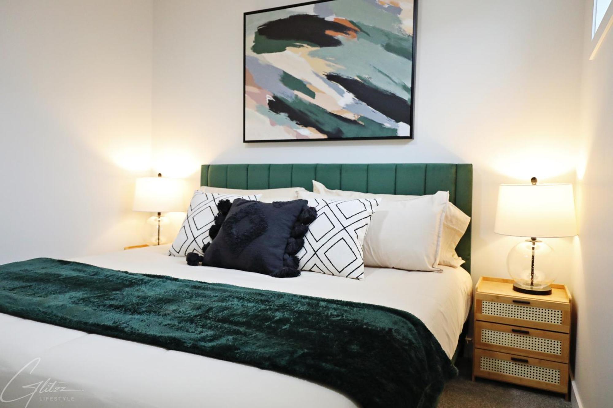 Holiday home Modern Retreat With 4 King Beds, Airport, Disney+ Edmonton