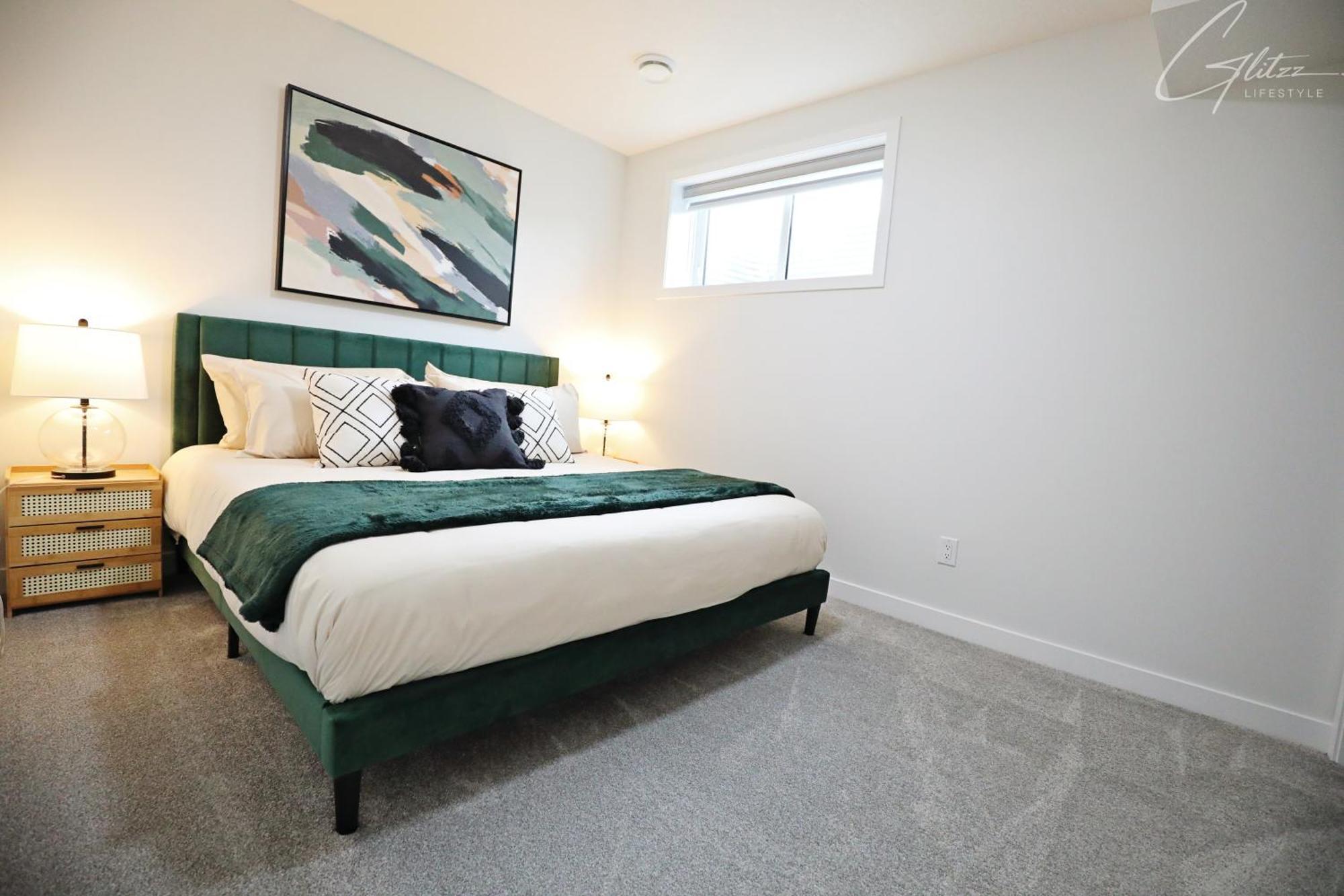 Modern Retreat With 4 King Beds, Airport, Disney+ *