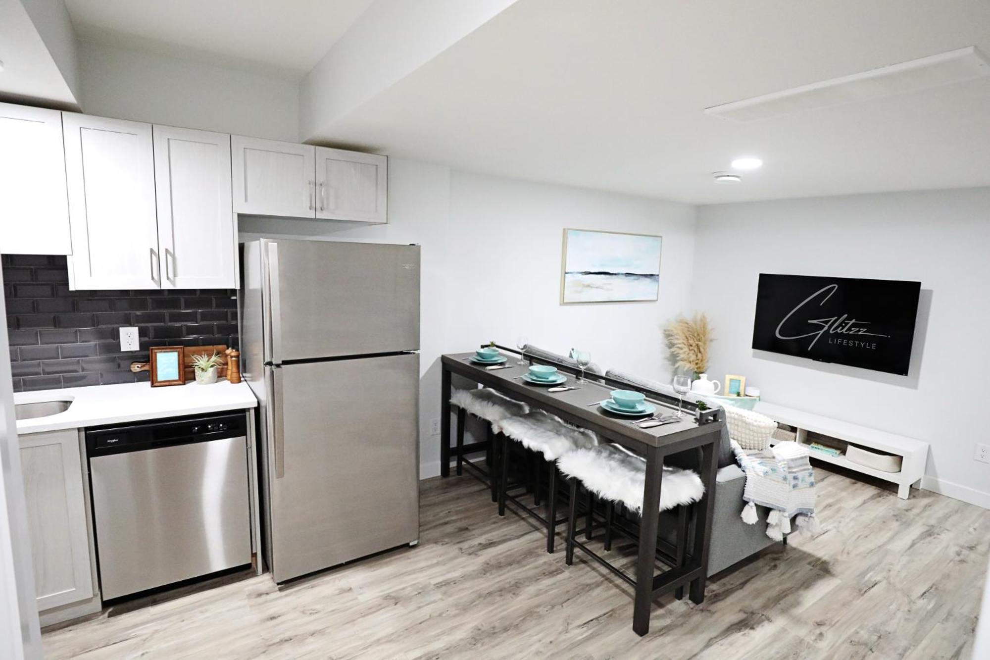 Modern Retreat With 4 King Beds, Airport, Disney+ Holiday home Edmonton