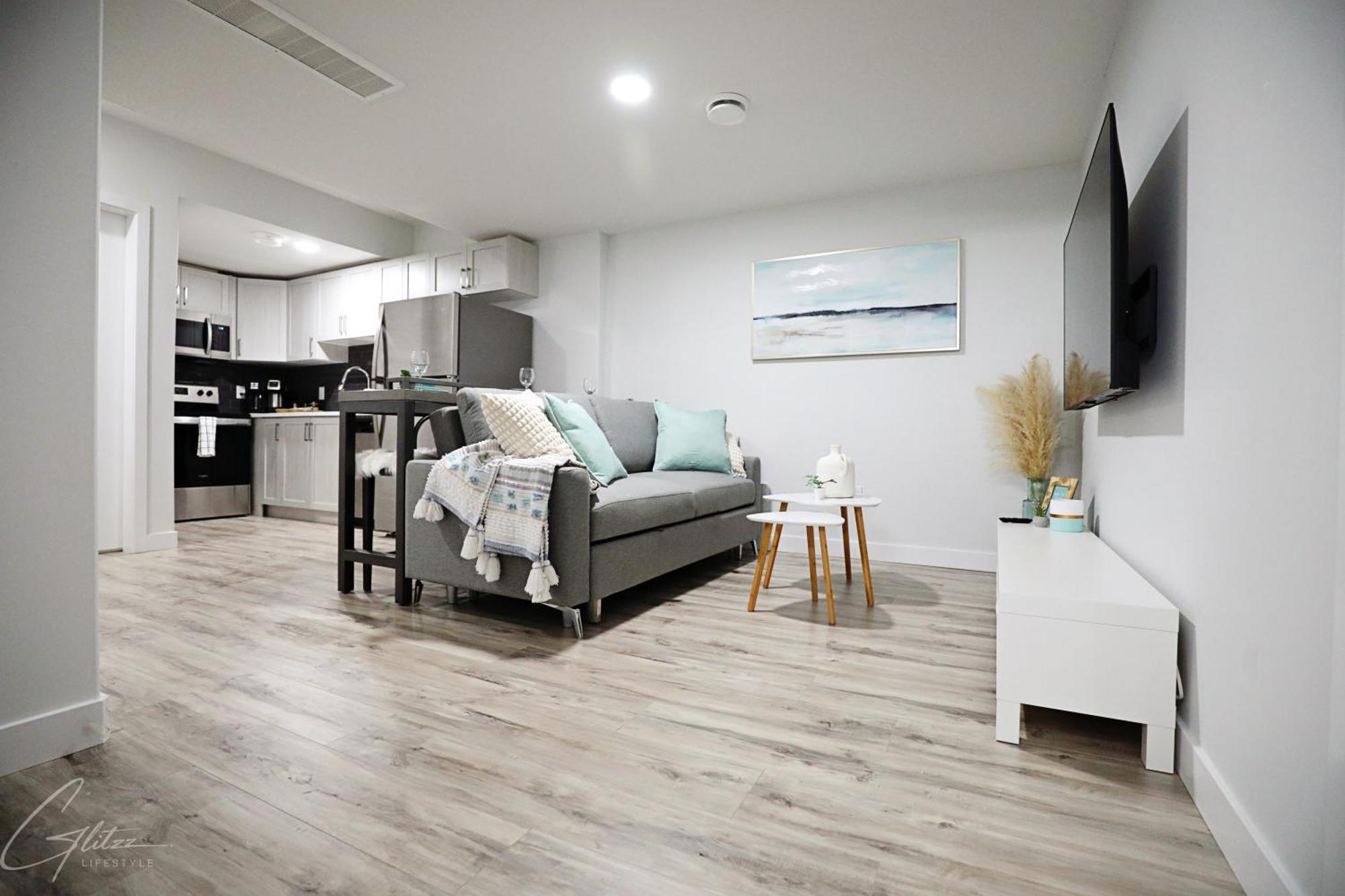 Modern Retreat With 4 King Beds, Airport, Disney+ *