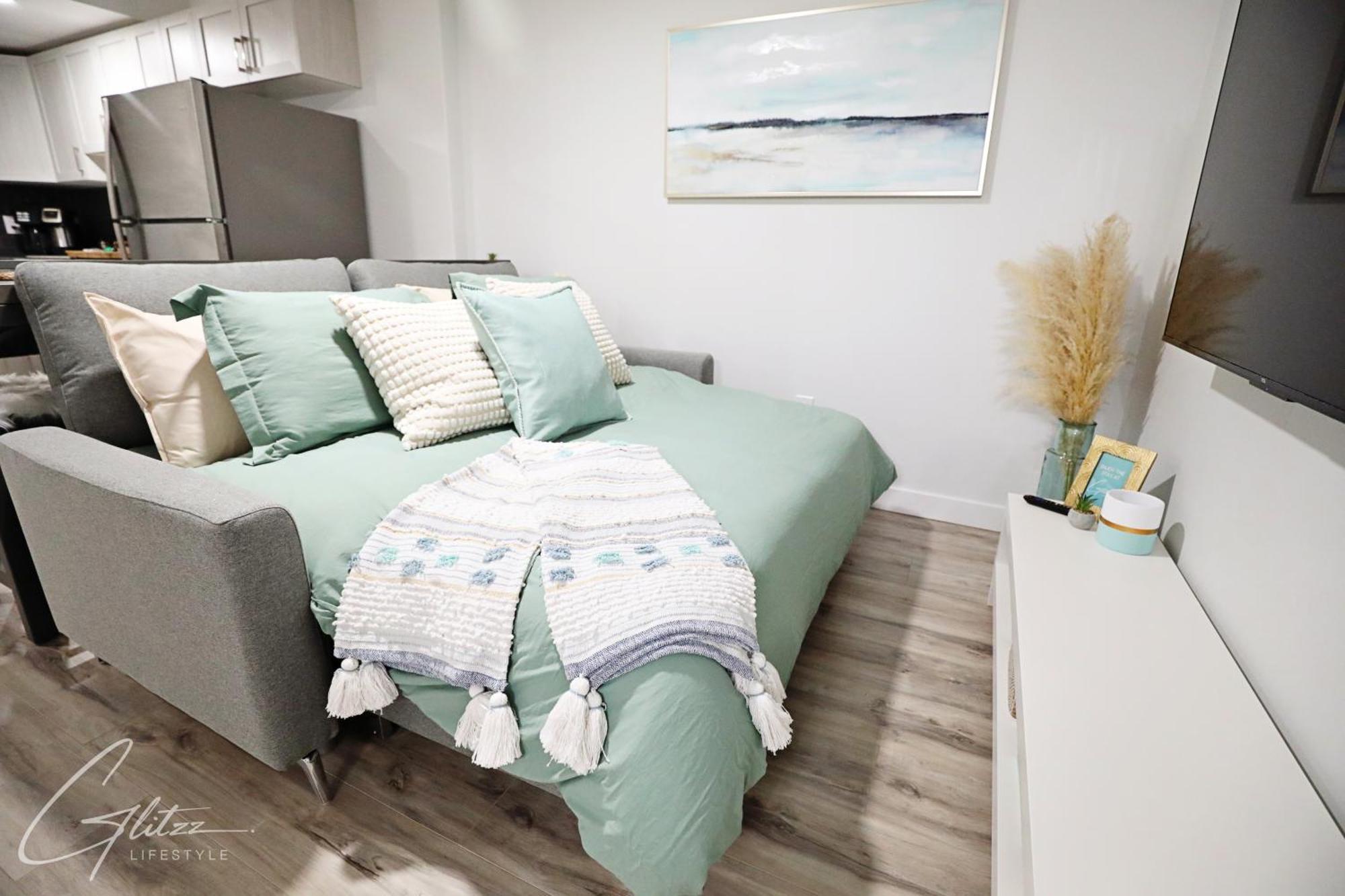 Modern Retreat With 4 King Beds, Airport, Disney+ Holiday home *