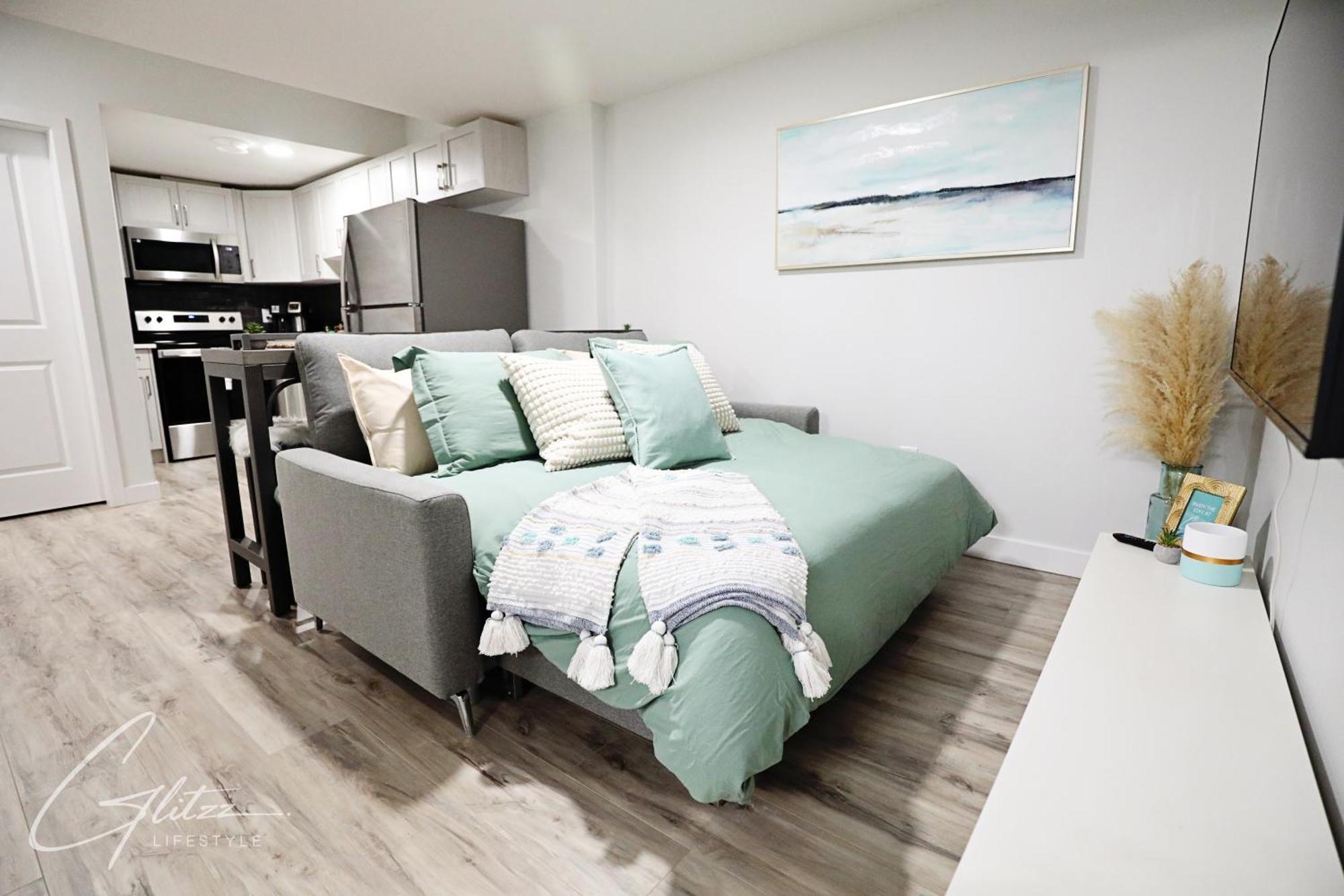 Holiday home Modern Retreat With 4 King Beds, Airport, Disney+ *