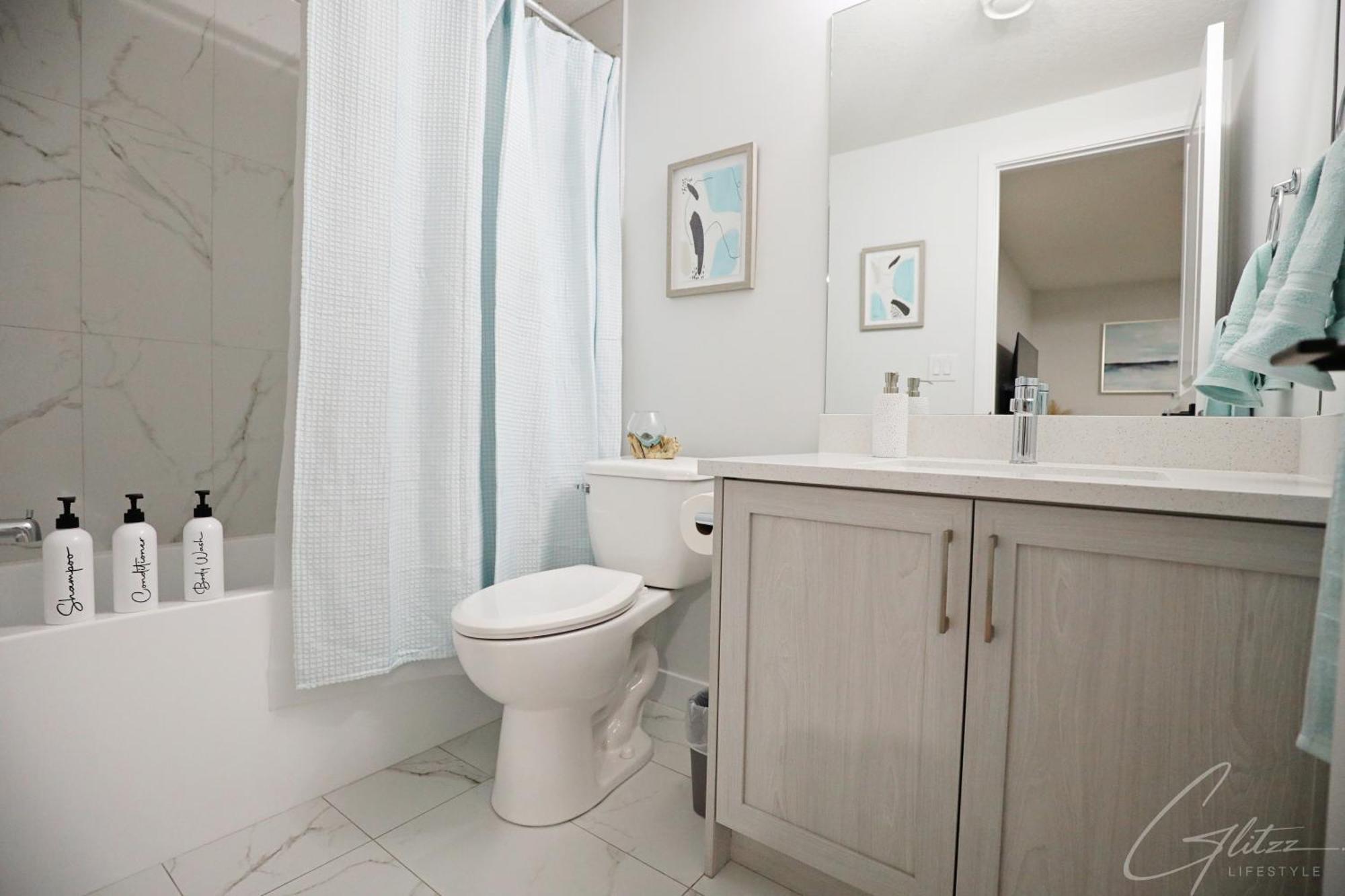 Modern Retreat With 4 King Beds, Airport, Disney+ * Edmonton