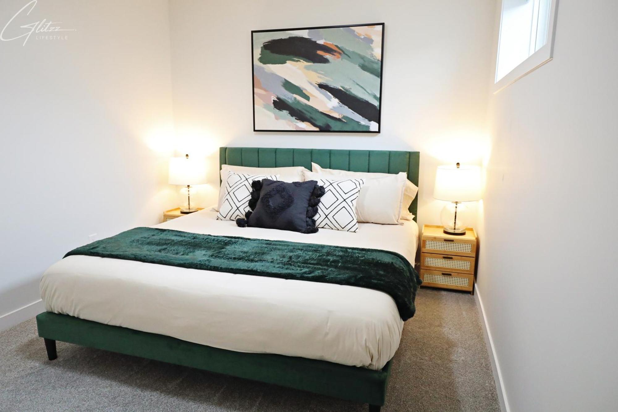 Modern Retreat With 4 King Beds, Airport, Disney+