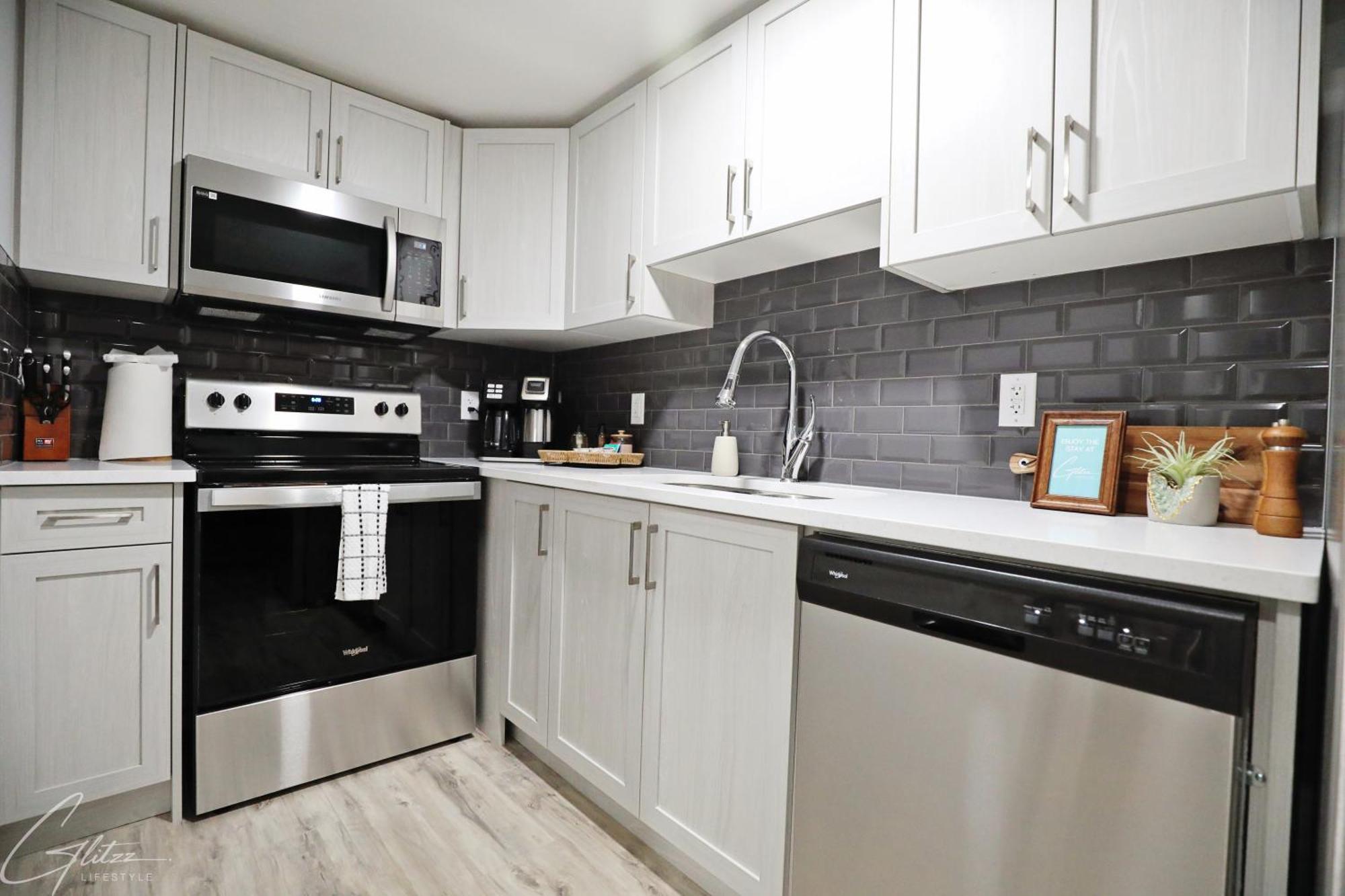 Modern Retreat With 4 King Beds, Airport, Disney+ Holiday home