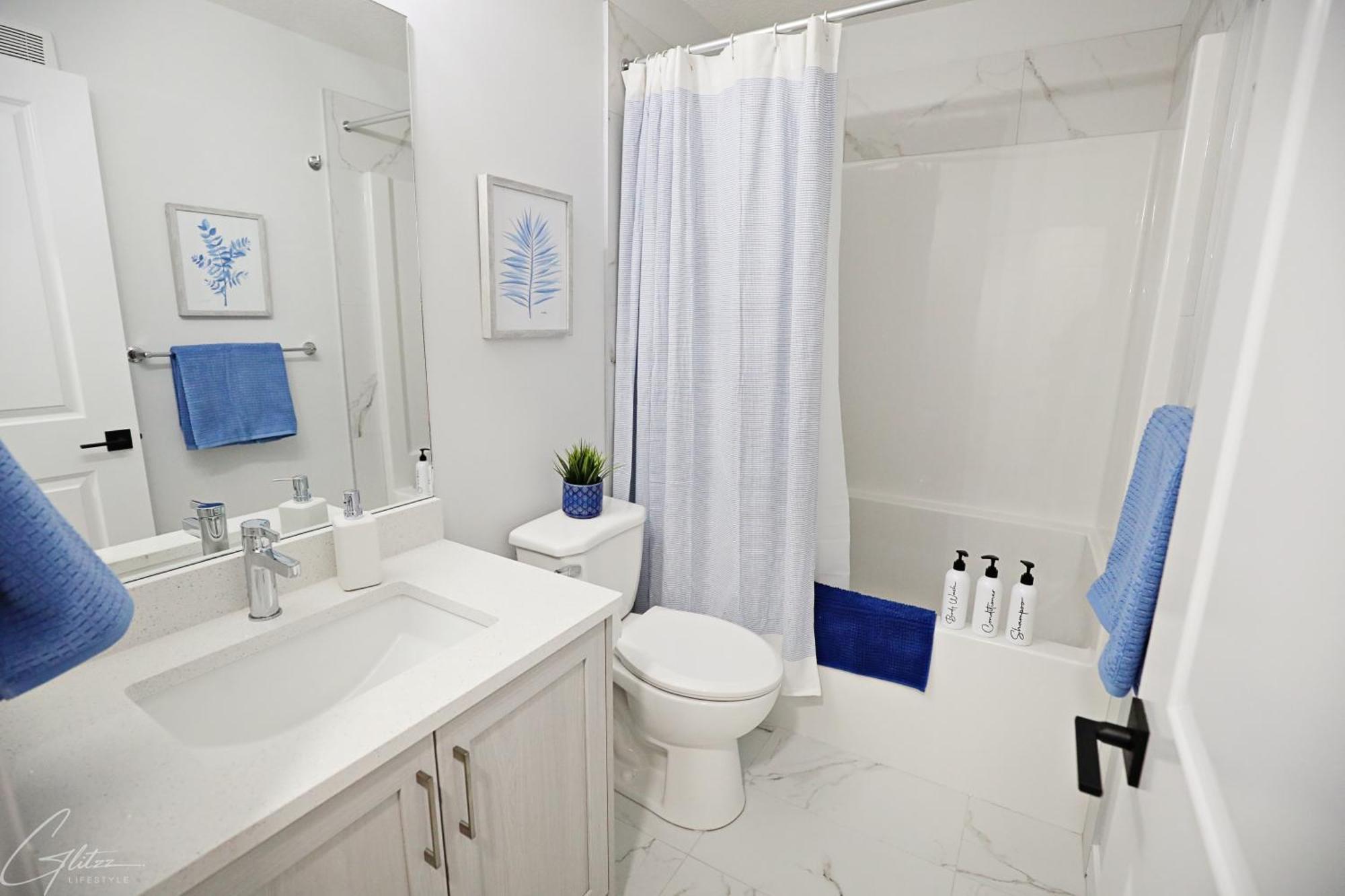 Modern Retreat With 4 King Beds, Airport, Disney+ * Edmonton