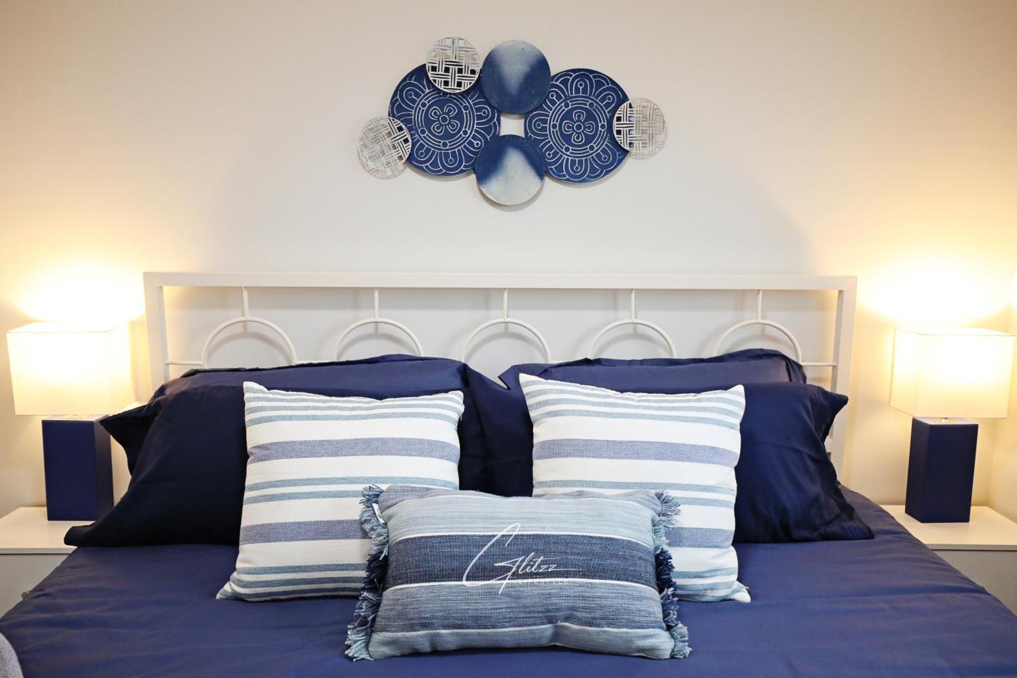 Modern Retreat With 4 King Beds, Airport, Disney+