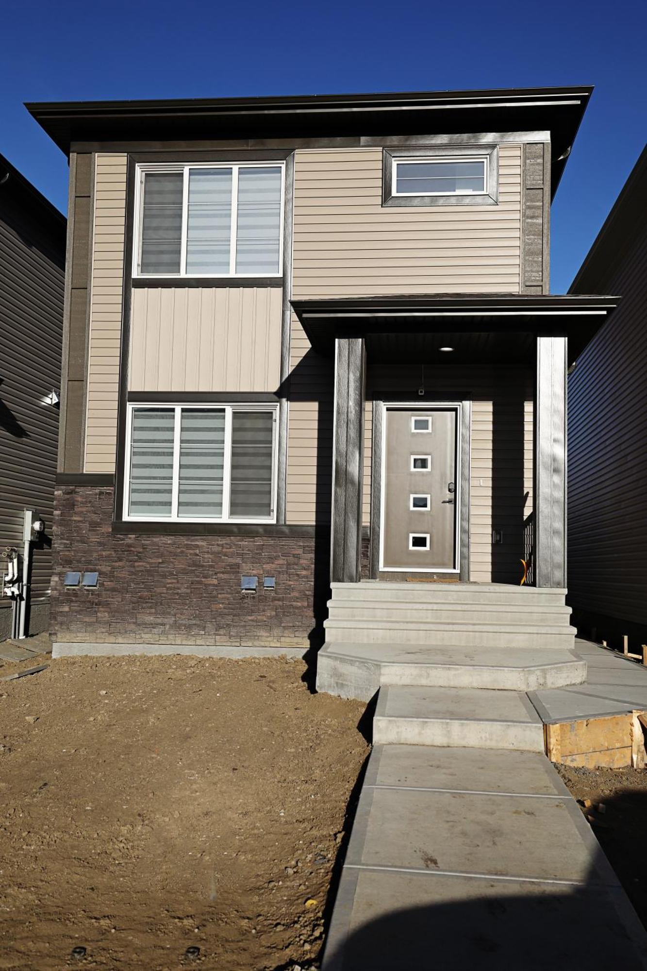 Modern Retreat With 4 King Beds, Airport, Disney+ Holiday home *