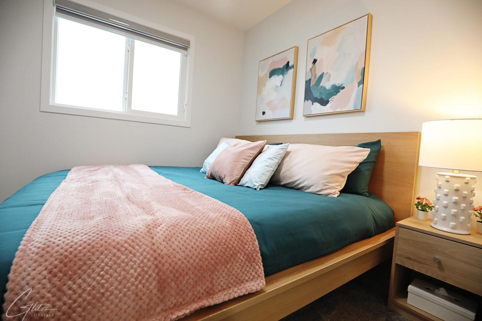 Modern Retreat With 4 King Beds, Airport, Disney+ Holiday home Edmonton