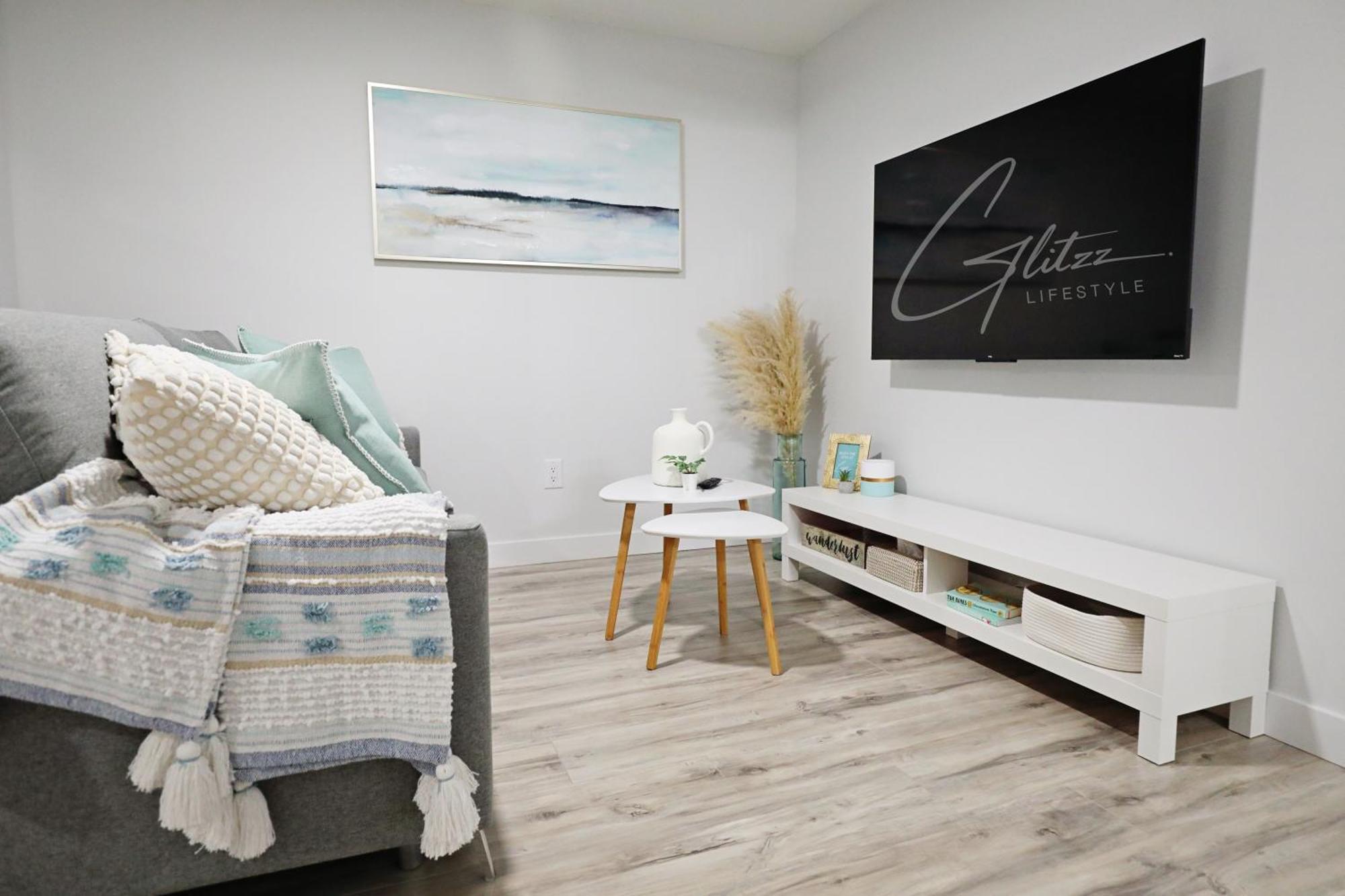 Modern Retreat With 4 King Beds, Airport, Disney+ Edmonton