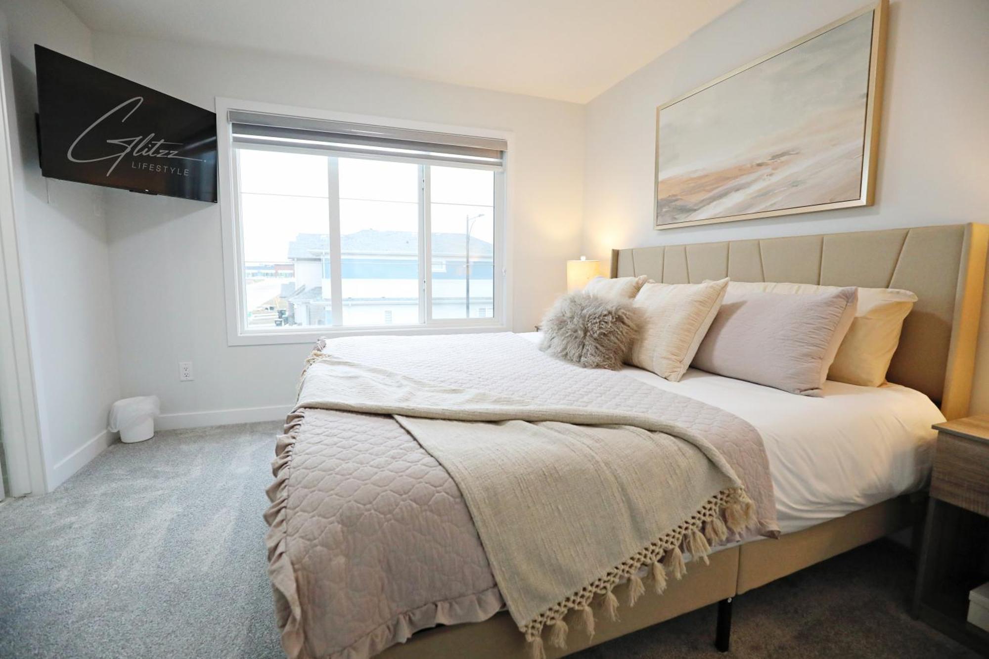Modern Retreat With 4 King Beds, Airport, Disney+ * Edmonton