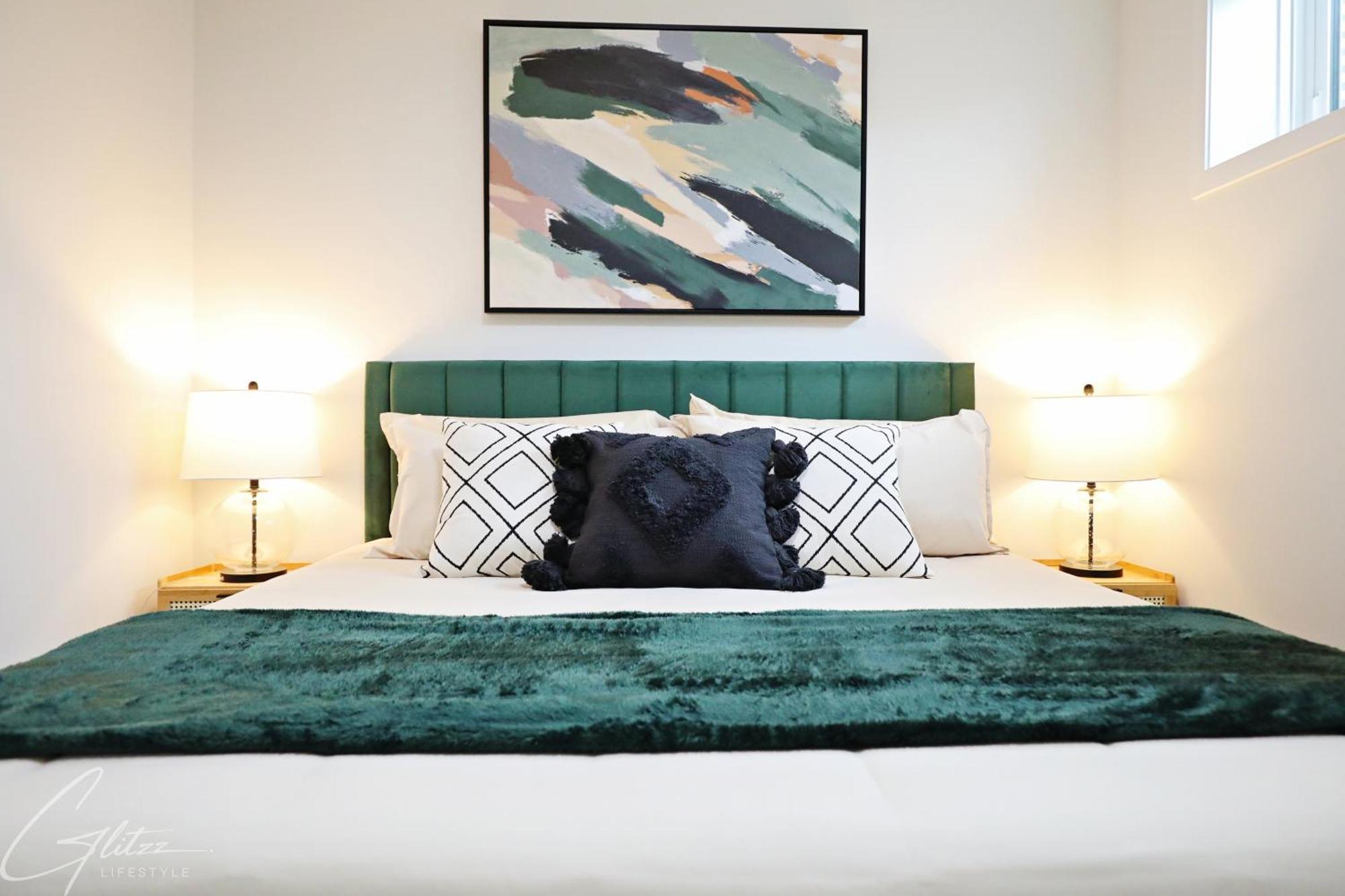 Modern Retreat With 4 King Beds, Airport, Disney+