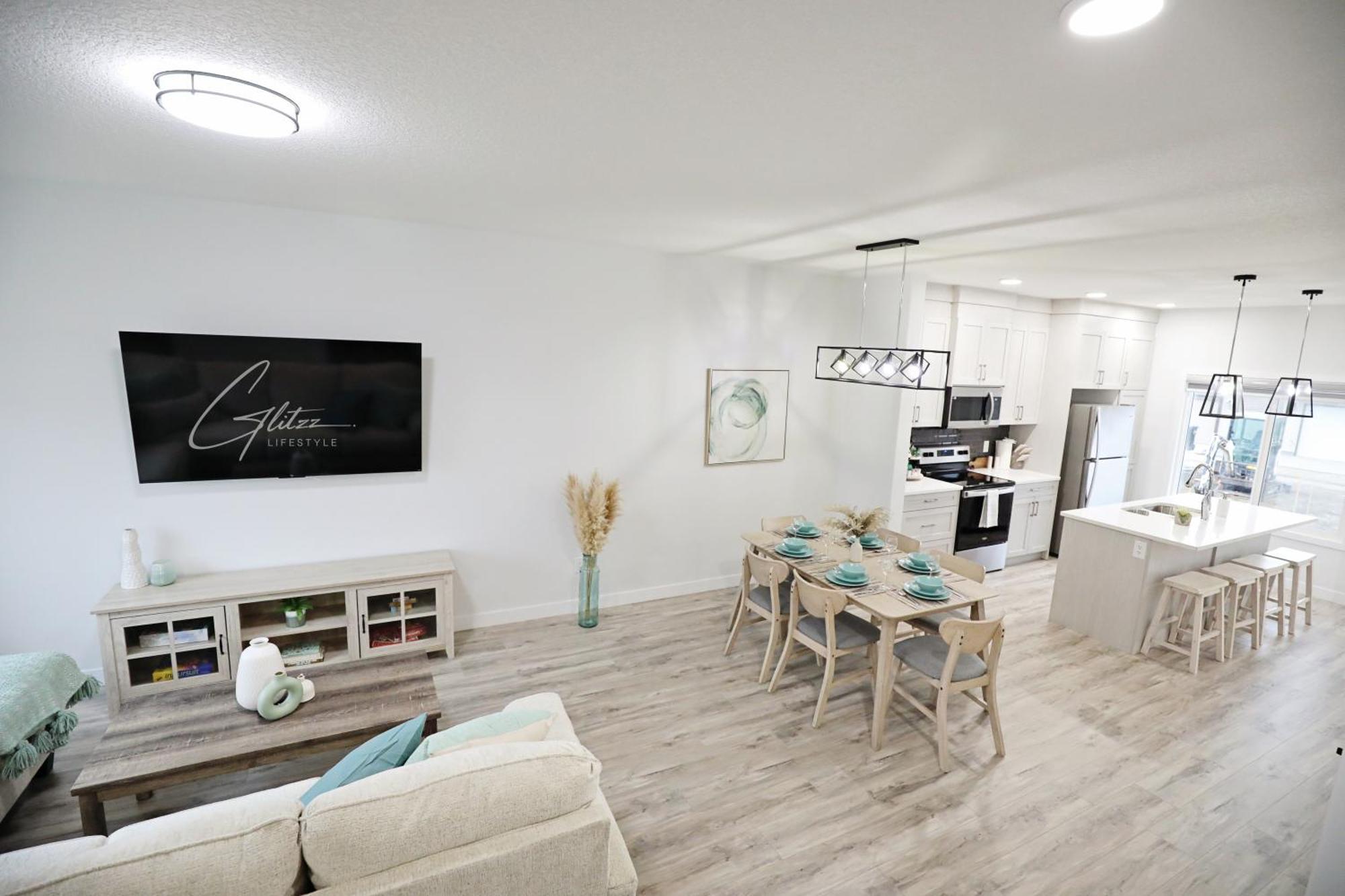 Holiday home Modern Retreat With 4 King Beds, Airport, Disney+
