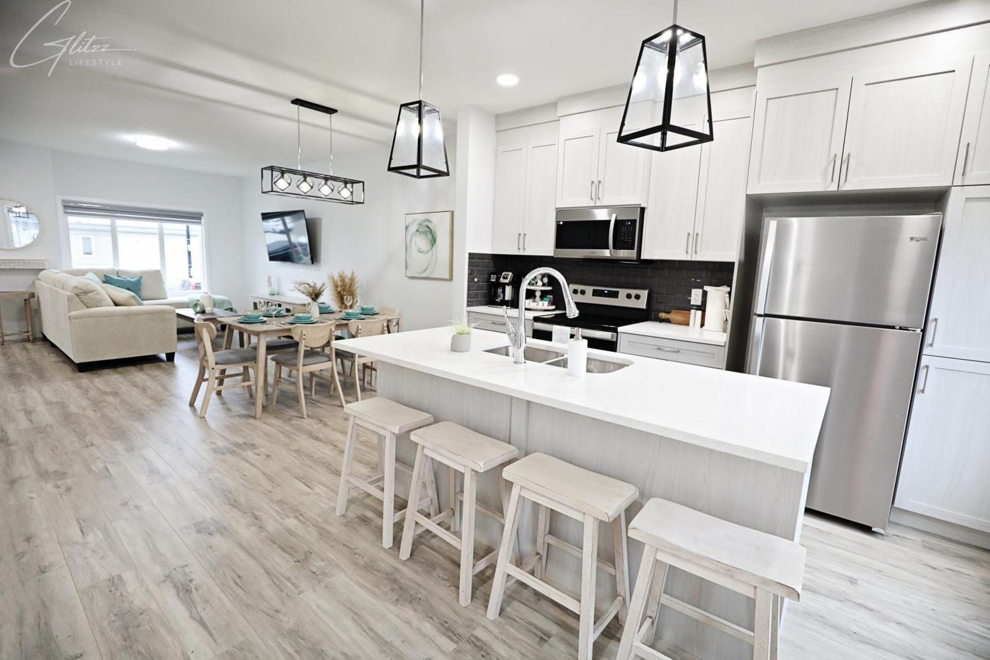 Modern Retreat With 4 King Beds, Airport, Disney+