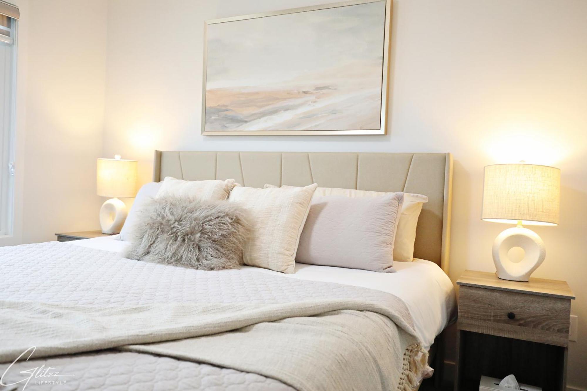 Modern Retreat With 4 King Beds, Airport, Disney+ Holiday home Edmonton