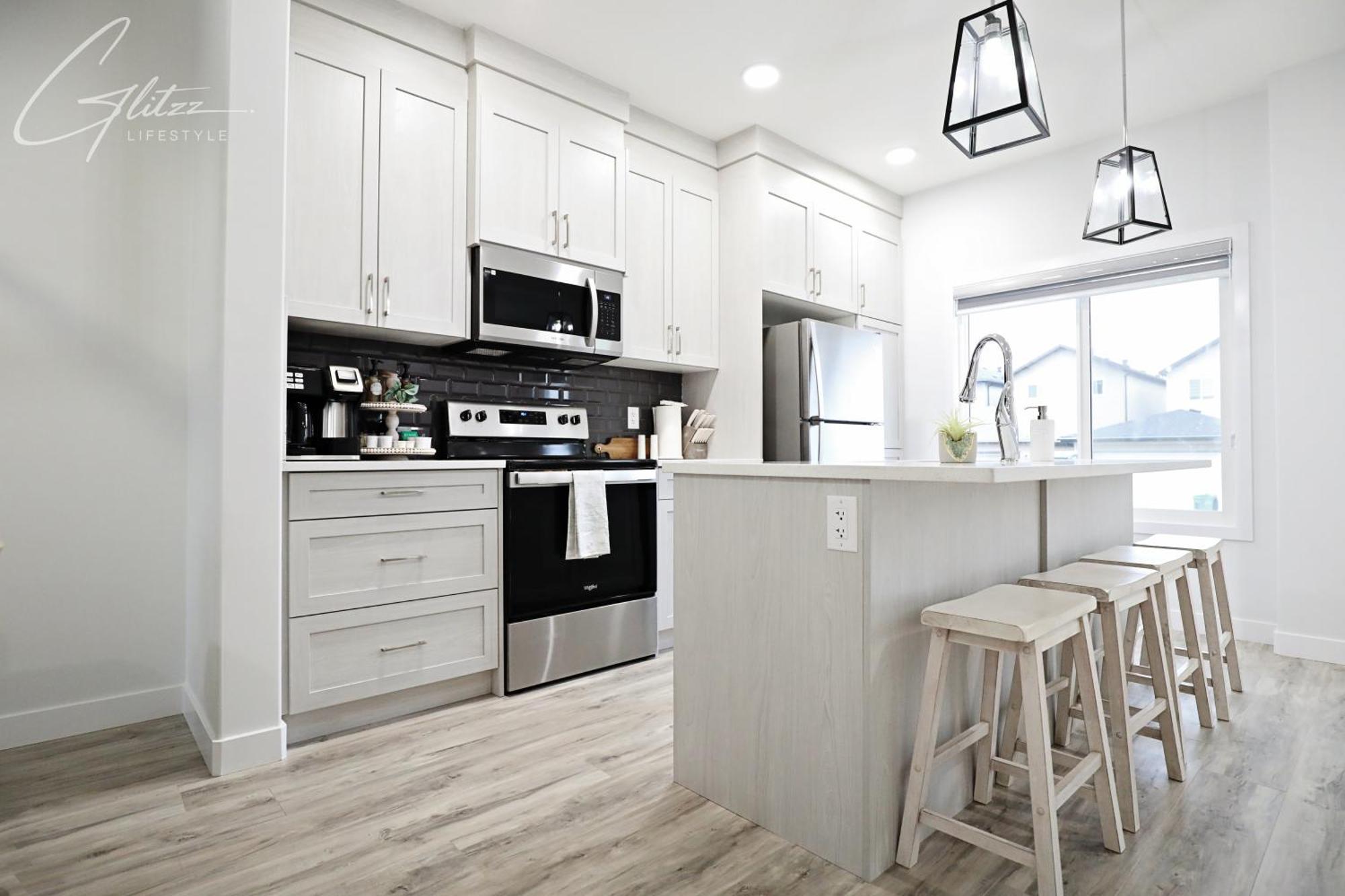 Modern Retreat With 4 King Beds, Airport, Disney+ Holiday home Edmonton