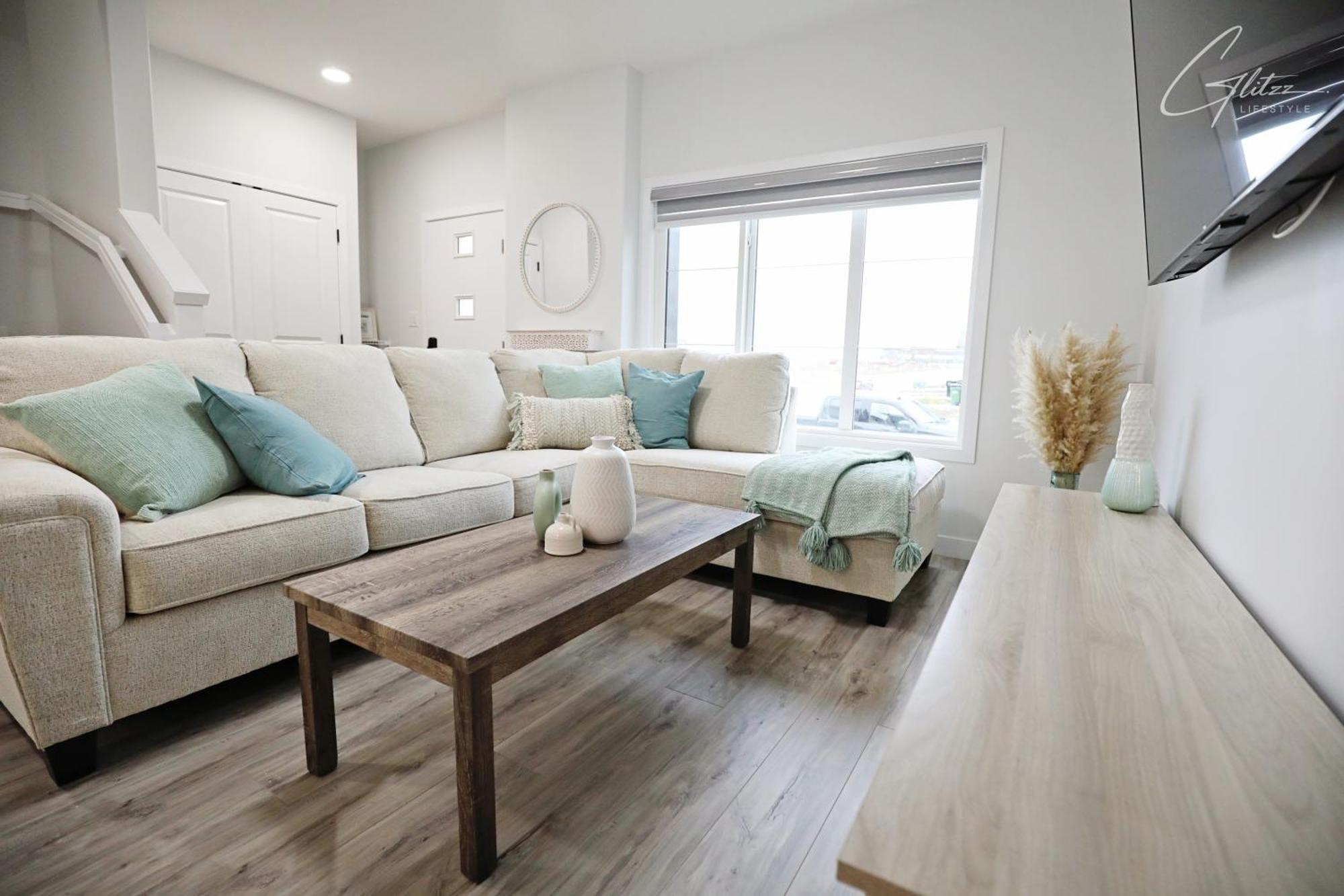 Modern Retreat With 4 King Beds, Airport, Disney+ Edmonton