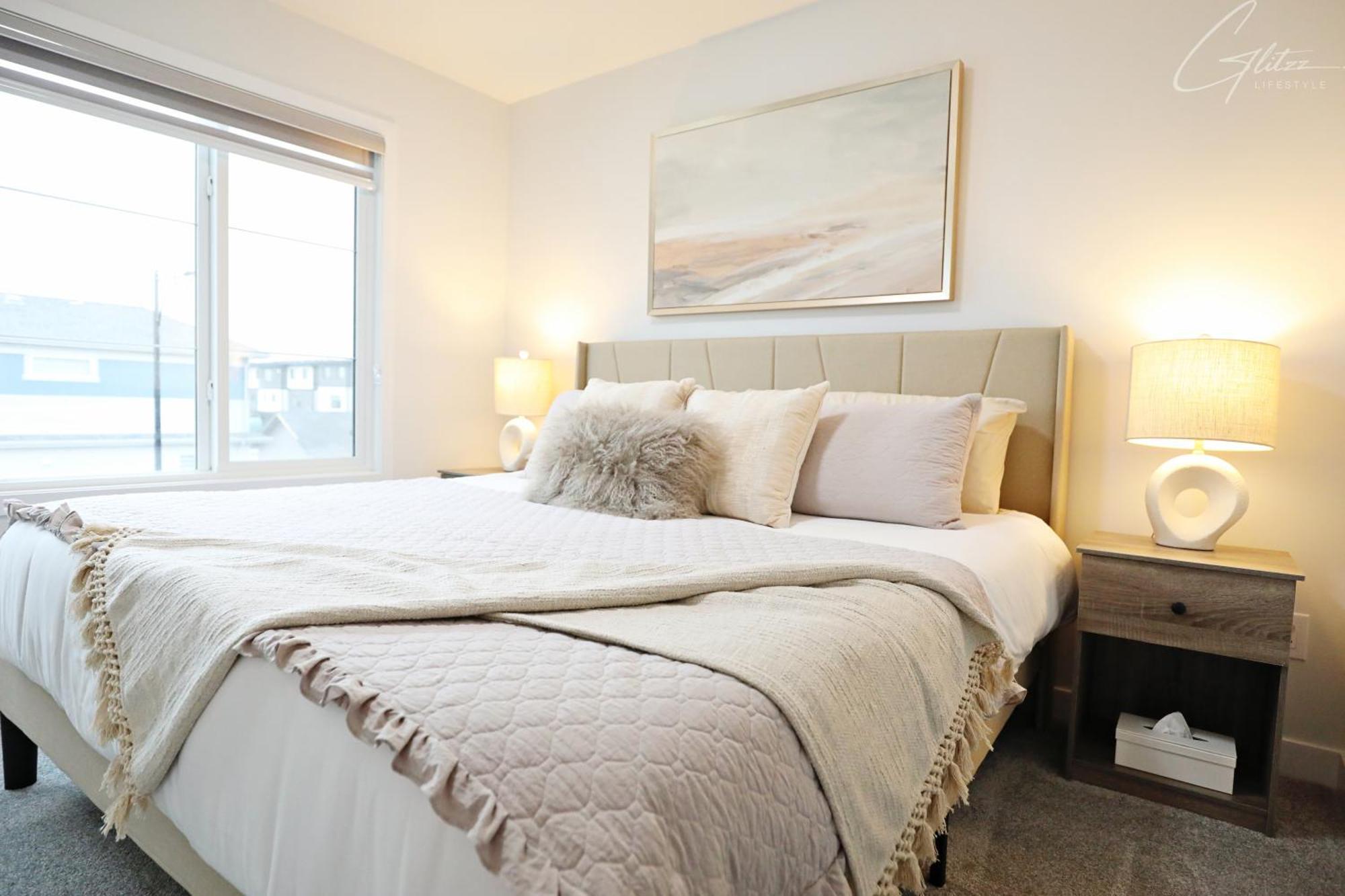 Modern Retreat With 4 King Beds, Airport, Disney+ * Edmonton