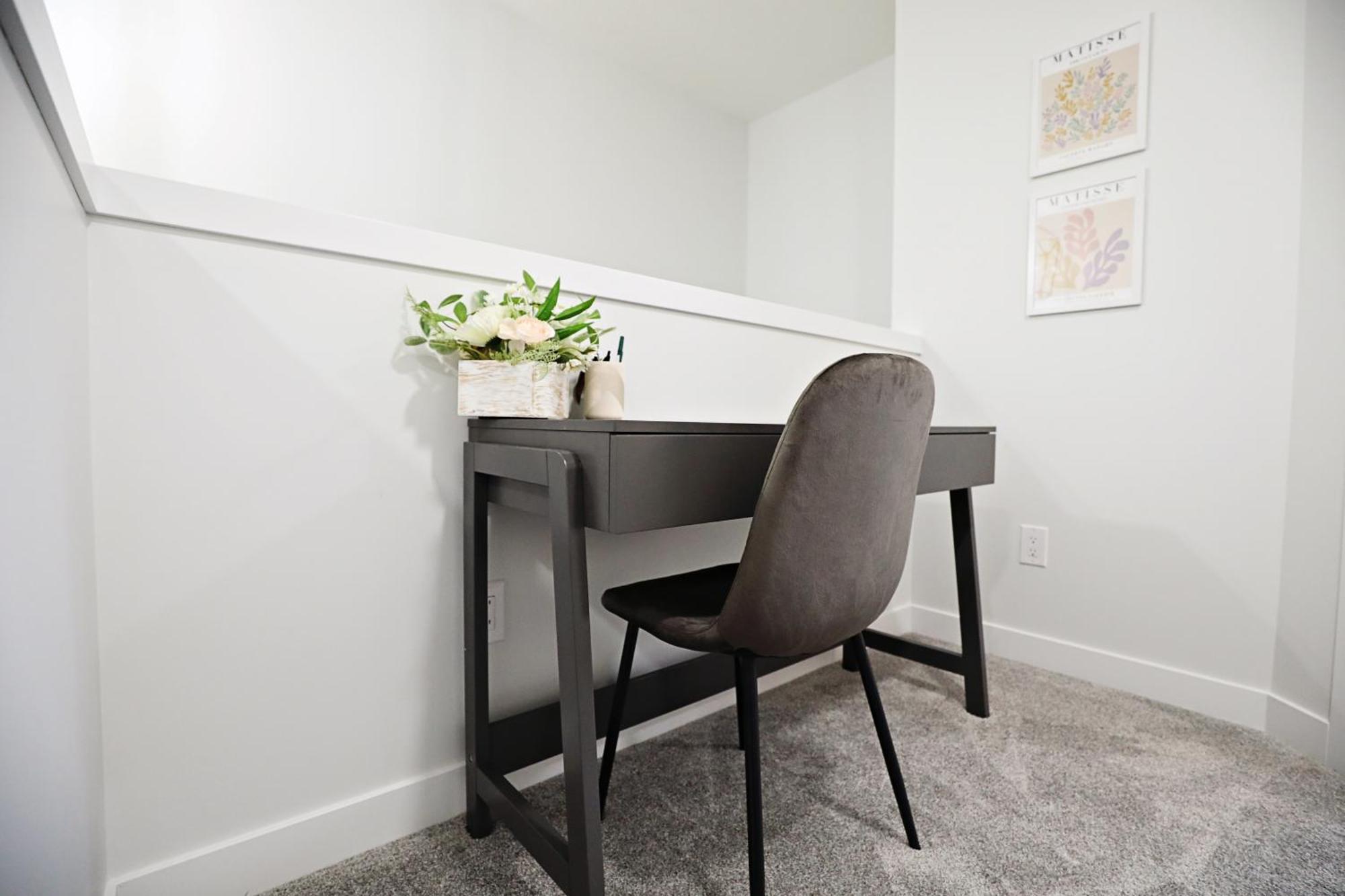 Modern Retreat With 4 King Beds, Airport, Disney+ Edmonton