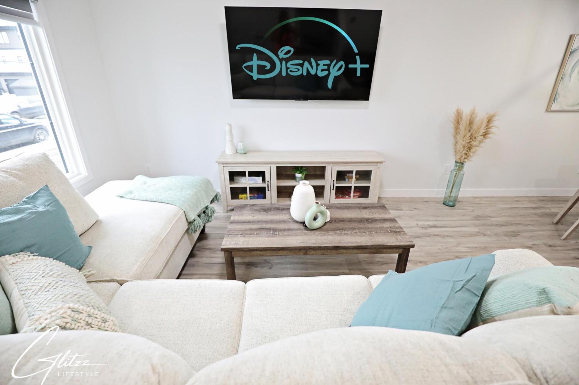 Modern Retreat With 4 King Beds, Airport, Disney+