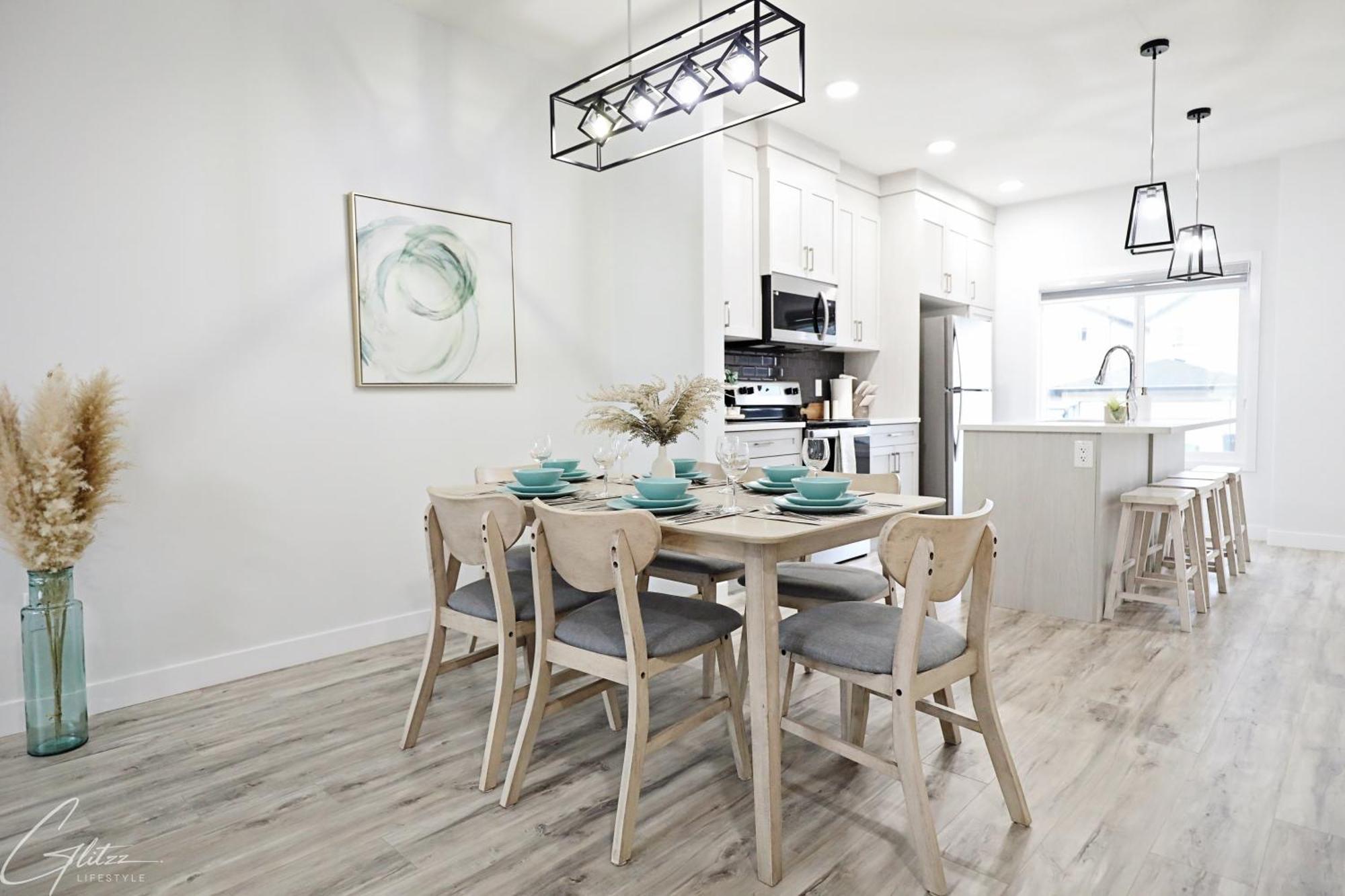 Modern Retreat With 4 King Beds, Airport, Disney+ Holiday home