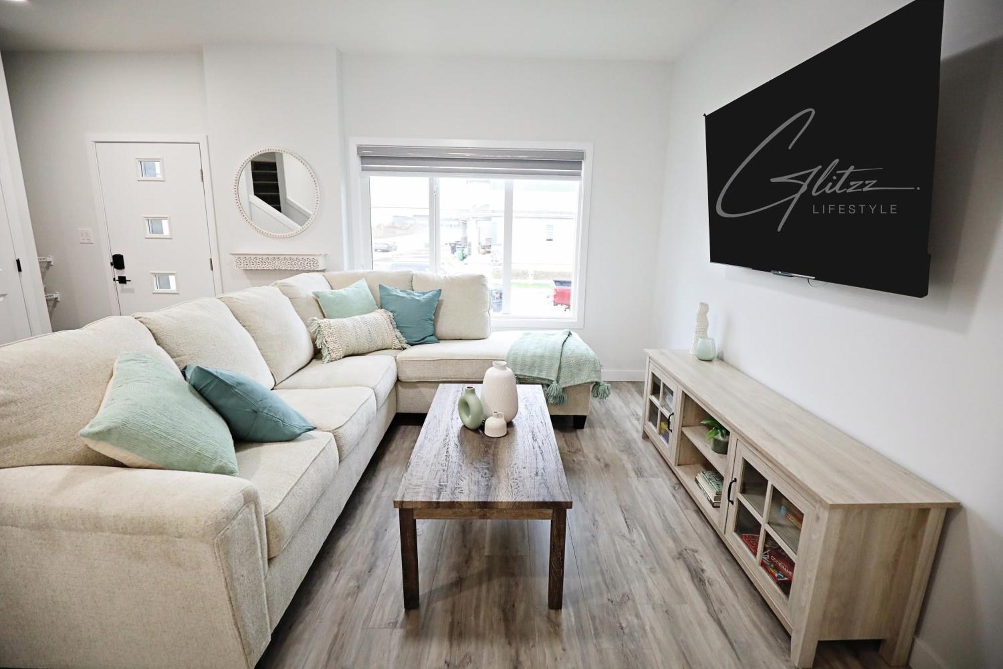 Holiday home Modern Retreat With 4 King Beds, Airport, Disney+