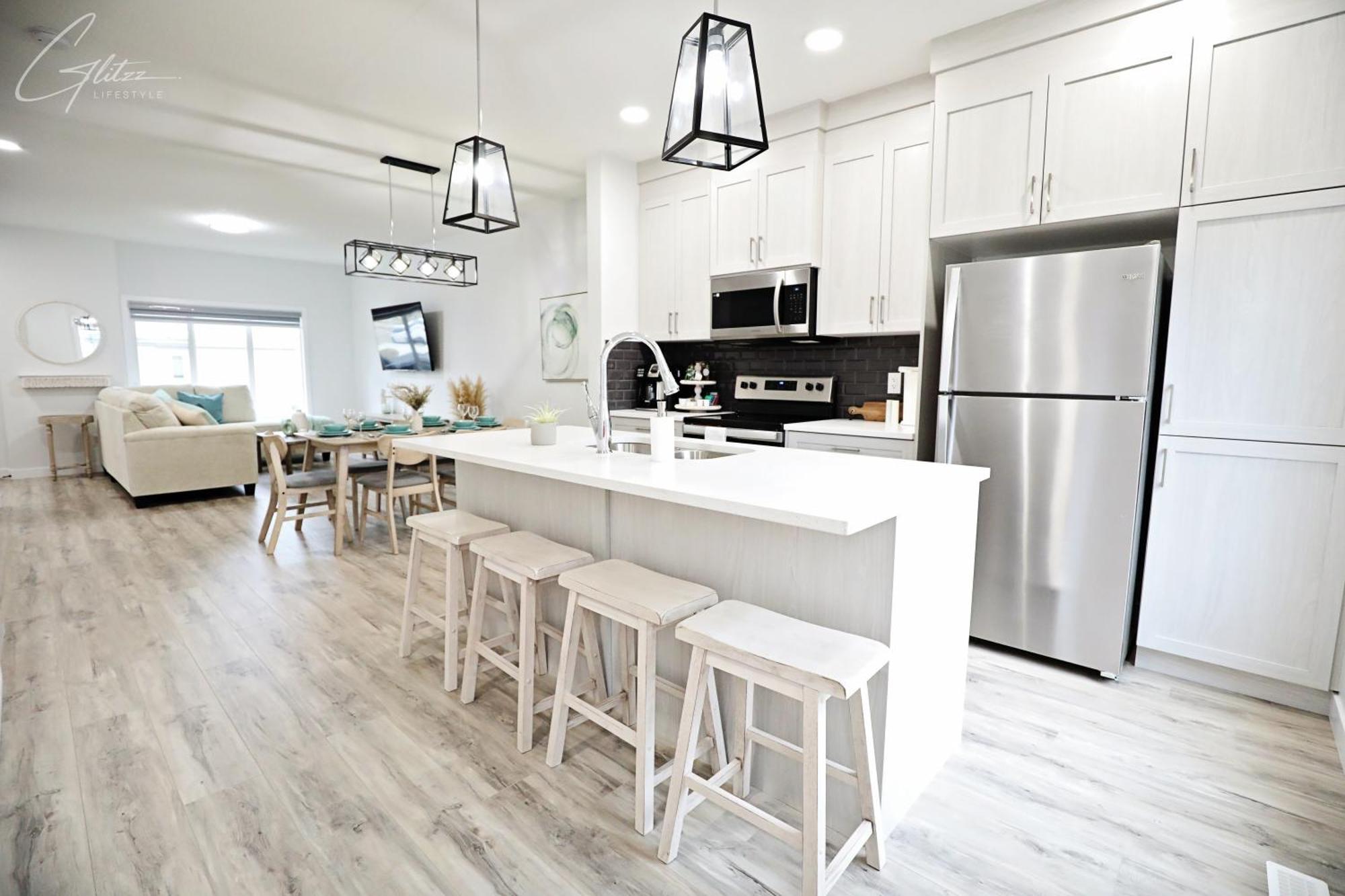 Modern Retreat With 4 King Beds, Airport, Disney+ Holiday home *